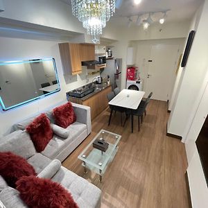 One-Bedroom Apartment Balcony City View